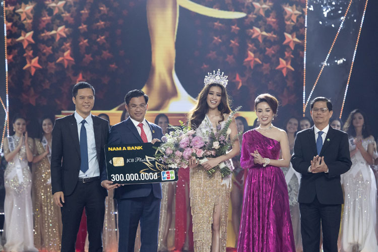 Nam A Bank tặng 300 triệu đồng cho Hoa hậu Hoàn vũ Việt Nam 2019
